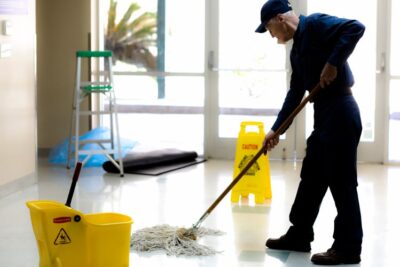 Auxiliar de Aseo en Las Condes: Sueldo de $525.000, Turnos Fijos y Oportunidad Inclusiva – Oferta Laboral STP